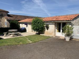 Maisons de vacances Gite Aunac-sur-Charente, 2 pieces, 2 personnes - FR-1-653-228 : Maison de Vacances