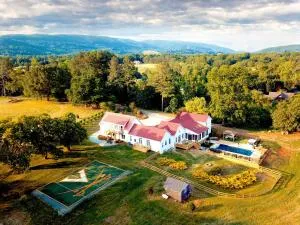 Wine Country Modern Farmhouse on 10 Acres and Pool - 斯汤顿