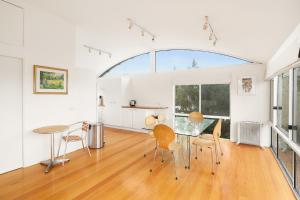 Modern Sanctuary by the Silverleaves Beach