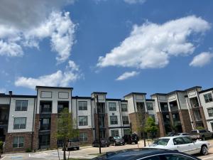 7 Min from IAH Business-Ready Condo w Pool & WiFi