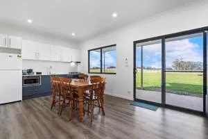 Glenowrie Cottage - 1 King 2 Singles - Near Cadia - Canowindra