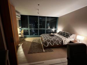 1 BR Uptown BGC across Uptown Mall