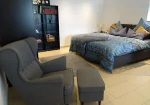 schöne Ferienwohnung 2,5 Zimmer in Stadtnähe mit eigenem Hofgarten - Bisingen