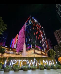 1 BR Uptown BGC across Uptown Mall