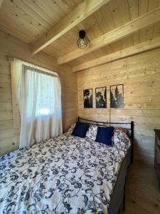 Domek z balią w lesie na Mazurach