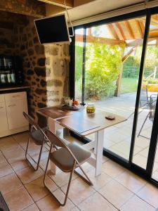 Maisons de vacances Studio au calme avec piscine partagee : photos des chambres