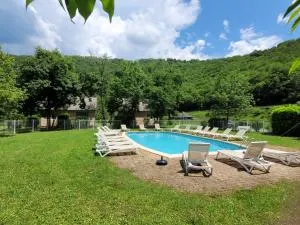 Village de 19 gites, Piscine, restaurant, "Grand Vabre Nature" 3km de Conques - 孔克