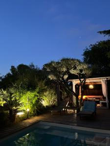 Maisons de vacances Maison 3 chambres avec piscine dans un jardin luxuriant : photos des chambres