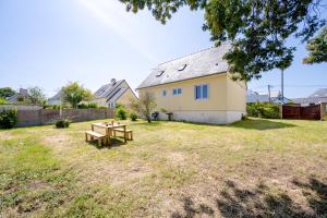 Maisons de vacances La Flora - Charmante maison avec jardin : Maison 4 Chambres