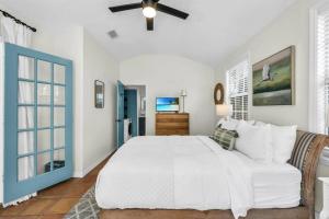 Tropical Estate w Guesthouse & Pool. Sleeps 8!