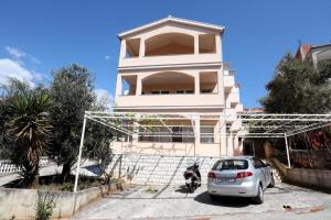 Immaculate 2-Bed Apartment in Okrug Gornji
