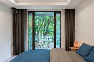 Hollys Fika Studio-Projector-Balcony-Old Quarters