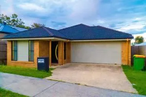 Family home with free parking close to everything - Wyaralong