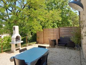 Maisons de vacances Rustic 2 bed gite sleeps 4 near Chef Boutonne : photos des chambres