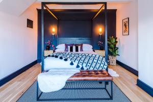 Superb 4 Bed Home in The Windsor Tapestries by Casa by Grace - Sleeps 7-9, Private Hot Tub Hire, Free Parking, Dog Friendly, Legoland, Windsor Castle