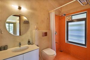 StayVistas Amoda Villa - Near Venna Lake, Amidst Farmland with Jacuzzi and Indoor Activities