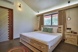 StayVistas Amoda Villa - Near Venna Lake, Amidst Farmland with Jacuzzi and Indoor Activities