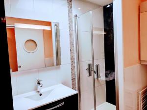 Le City, centre ville, Wifi petit parking linge de maison fournis