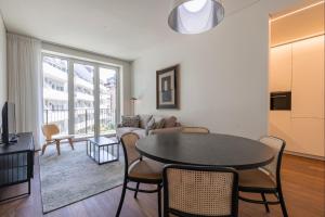 Deluxe Apartment in City Center by LovelyStay