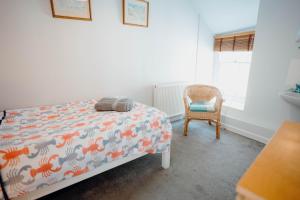 Quaint cosy cottage with a hot tub in Tenby centre