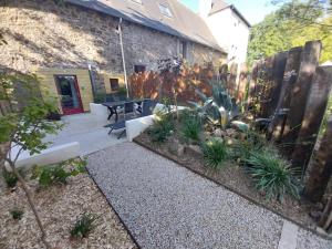 Maisons de vacances Studio meuble avec terrasse axe Rennes Saint Malo : photos des chambres