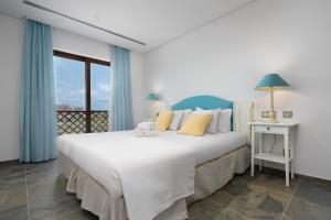 Elegance Apartment W Balcony & Pool by LovelyStay