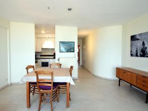 Apartment in Zeedijk with Sea View