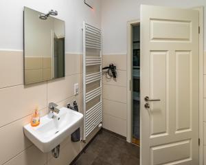 Modern 6 bathroom villa in the city