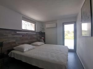 Rez de villa vue mer et sa piscine privative à débordement