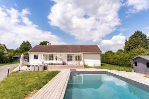 Maisons de vacances Property with heated pool near Deauville : Maison de Vacances