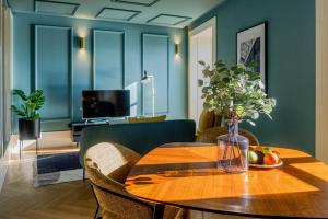 Award Winning Design Apt City Center - River View by lisbeyond