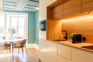 Award Winning Design Apt City Center - River View by lisbeyond