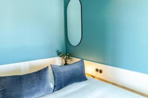 Award Winning Design Apt City Center - River View by lisbeyond