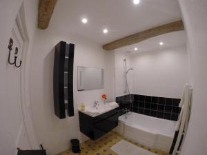 B&B / Chambres d'hotes Maison Carles BnB : Suite Lit King-Size - Vue sur Rue