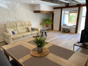 Maisons de vacances Home in Champagnac La Riviere with shared pool : Maison 1 Chambre