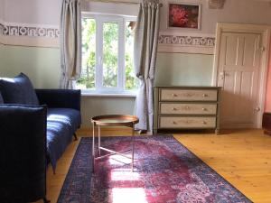 Tranquil country cottage with outdoor fireplace