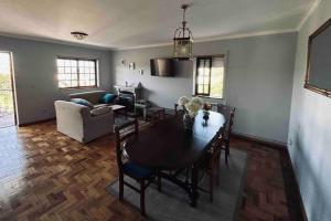 Duplex em casa inteiro. 4 quartos. Bem localizada.