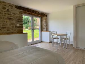 B&B / Chambres d'hotes La Combe aux Fees : photos des chambres