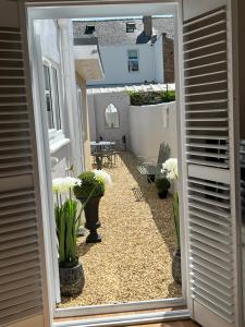 The Lily Pad - Boutique Townhouse, a short walk to Town Center and Racecourse