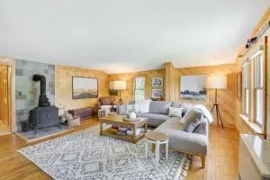 Gorgeous Sunday River Cabin with Saltwater Hot Tub! - Hartford