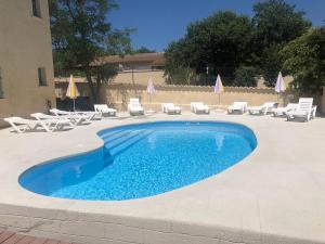 Appartements Gite Canoe Piscine chauffee et Spa en Ardeche Meridionale : Appartement avec Vue sur la Montagne