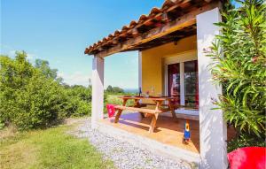 Maisons de vacances Nice Home In Grospierres With Wifi : photos des chambres