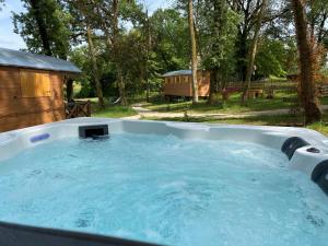 Sejours a la ferme Les Roulottes de l Herm Piscine Jacuzzi Perigord : photos des chambres