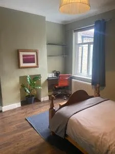 Tranquil Garden View Double Room - New Southgate
