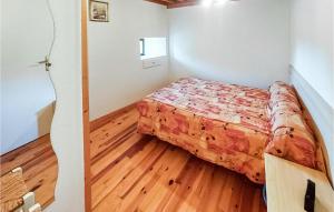 Maisons de vacances Amazing Home In Essertines-en-chtelne With 3 Bedrooms : photos des chambres