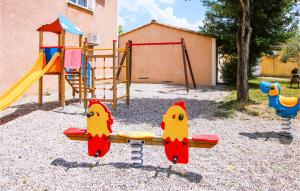 Maisons de vacances Nice Home In Grospierres With Wifi : photos des chambres