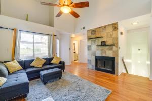 Phoenix Townhome with Community Pool - Near Golf!