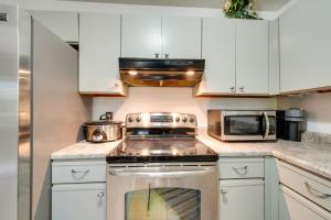 Phoenix Townhome with Community Pool - Near Golf!