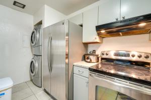 Phoenix Townhome with Community Pool - Near Golf!