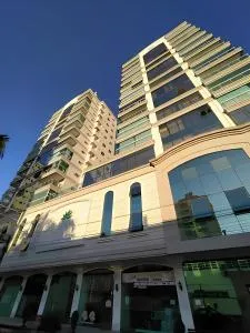 Meia Praia Apto Fino Acabamento 3 suítes e 2 garagens - 伊塔佩马